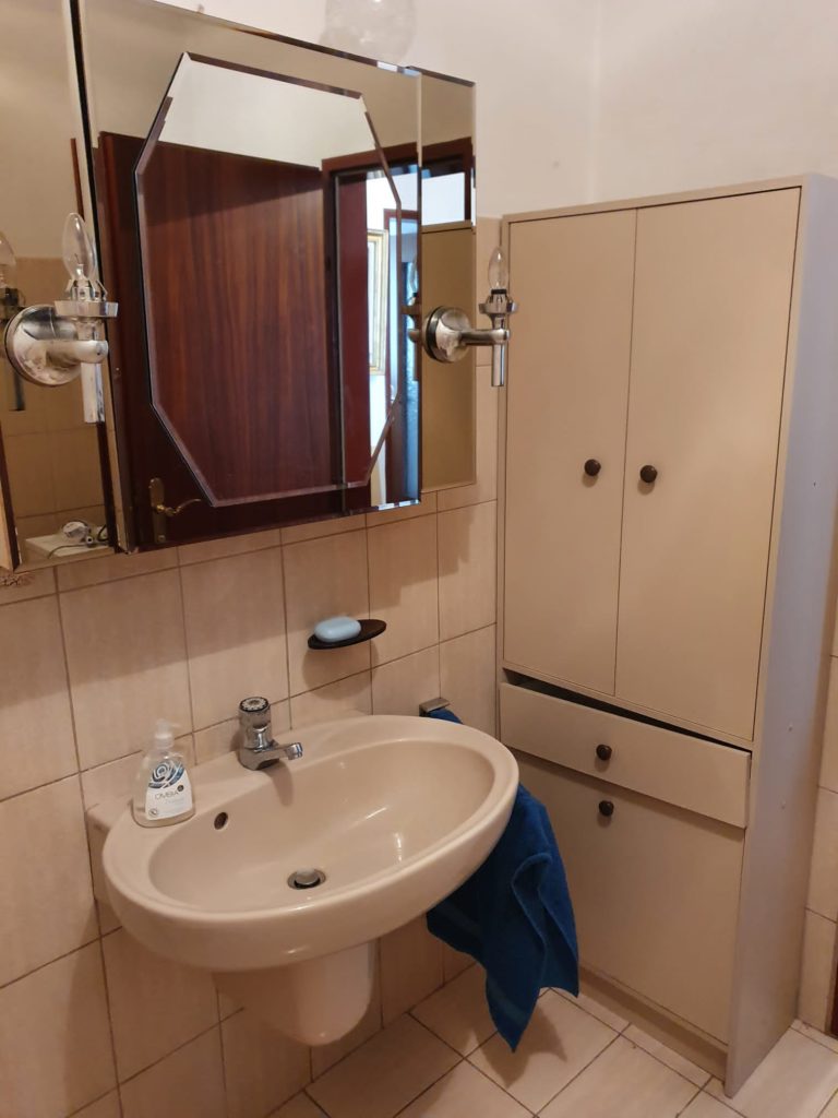 1080 Müll Badezimmer